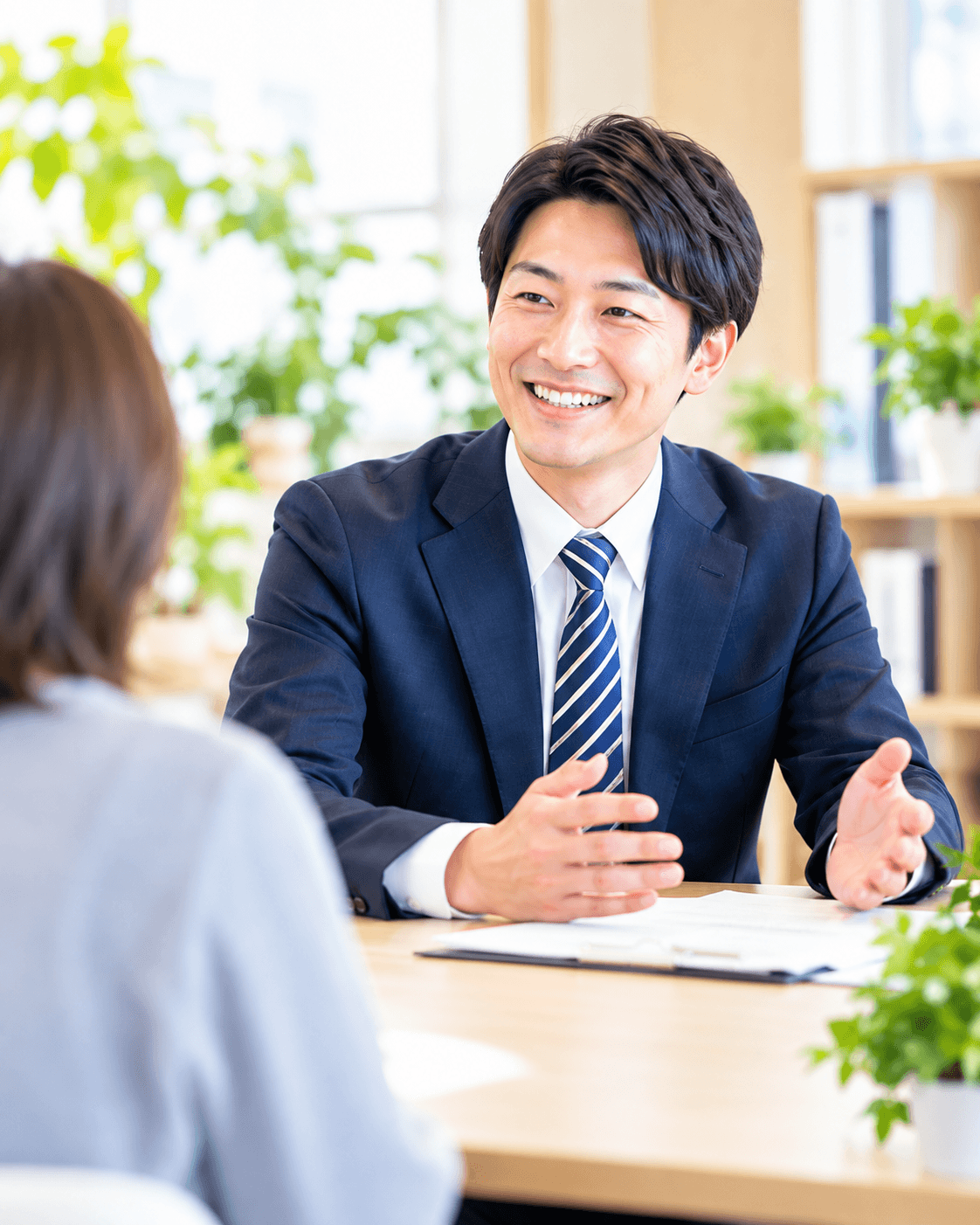 相談者に笑顔で説明する代表行政書士 山田太郎